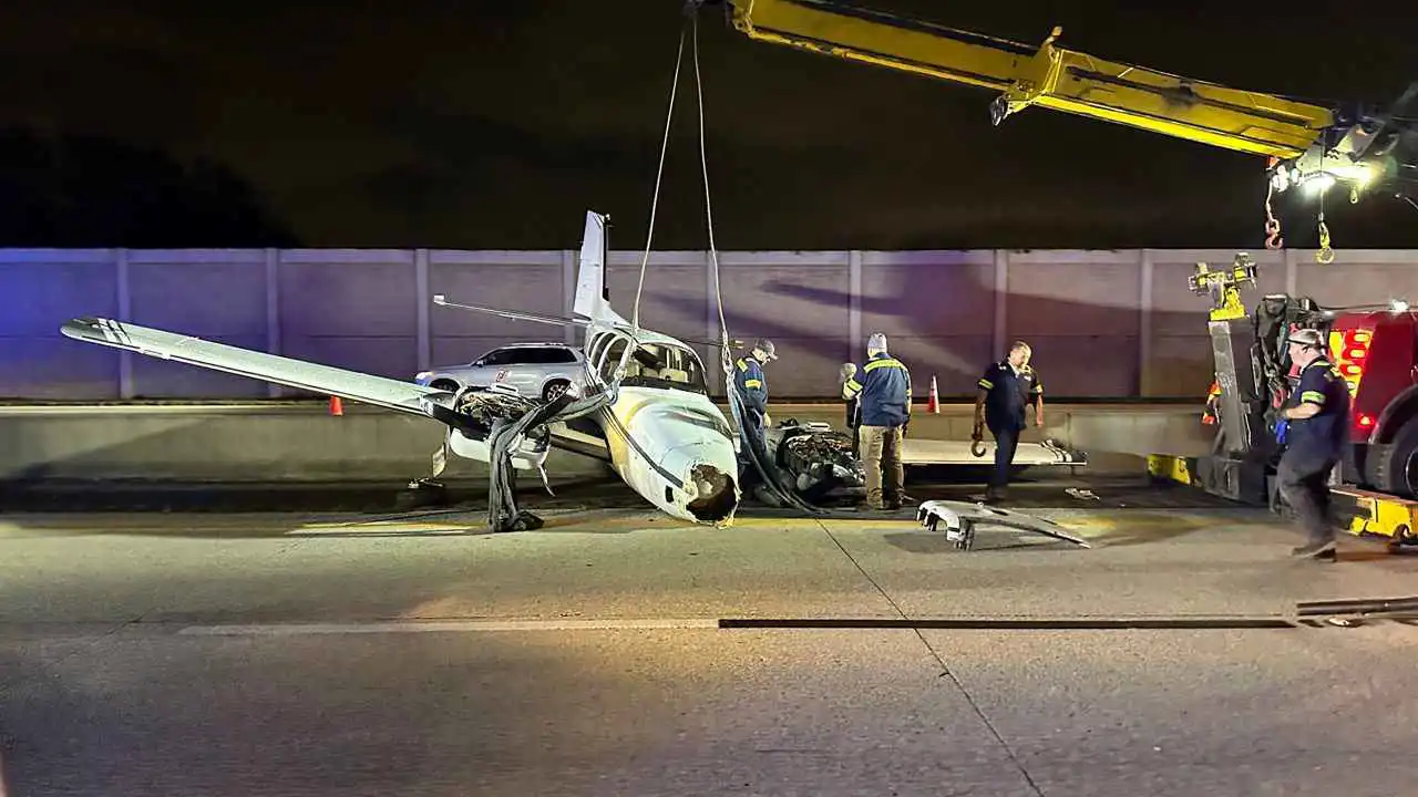 هبوط اضطراري لطائرة فوق سيارة على الطريق السريع في فلوريدا (فيديو)