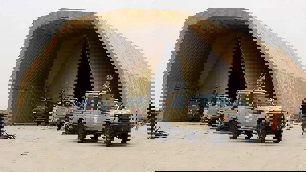 وزير الداخلية الليبي ينفي وجود "إرهابيين" في قاعدة الوطية