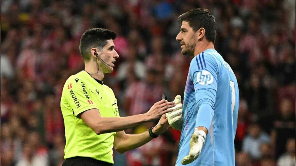 سكين وولاعات.. صور صادمة لمقذوفات جماهير أتلتيكو مدريد (شاهد)