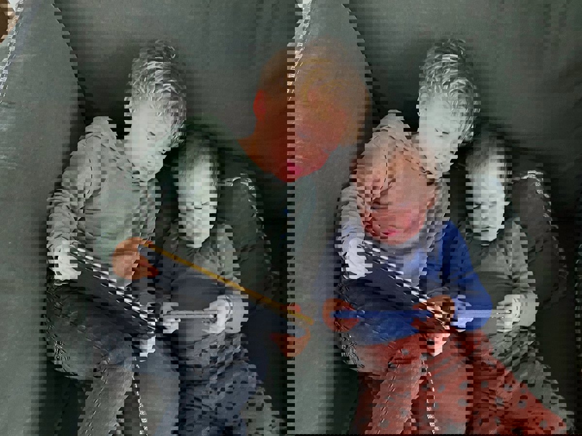 مخاطر "مرعبة" تهدد الأطفال الذين يقضون وقتًا طويلاً أمام الشاشات