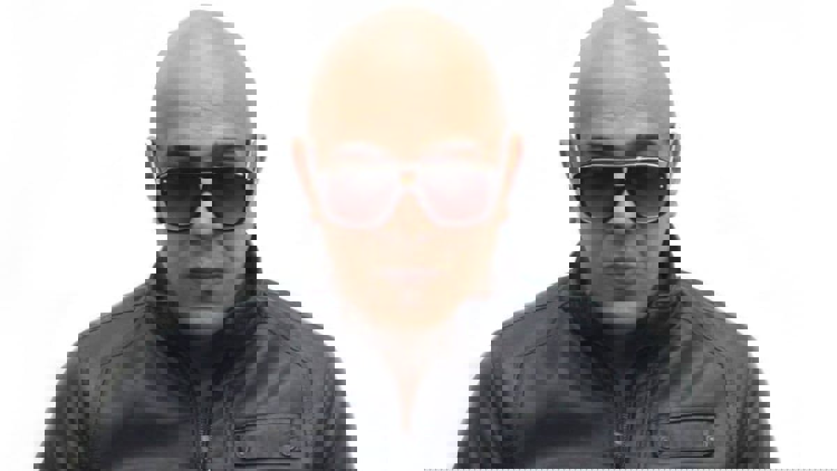 تعيين مغني راب ناطقاً باسم مطار الجزائر يثير ضجة واسعة.. و"مستر آب" يردّ