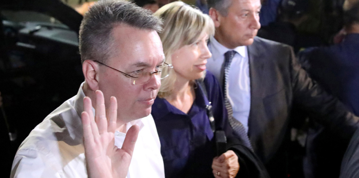 المعارضة التركية تتساءل عن أسباب إطلاق سراح القس برانسون