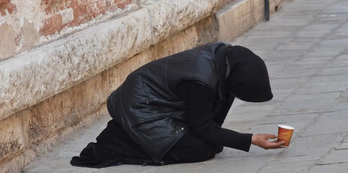 البحث عن متسول انتحل صفة "امرأة منتقبة" بالكويت