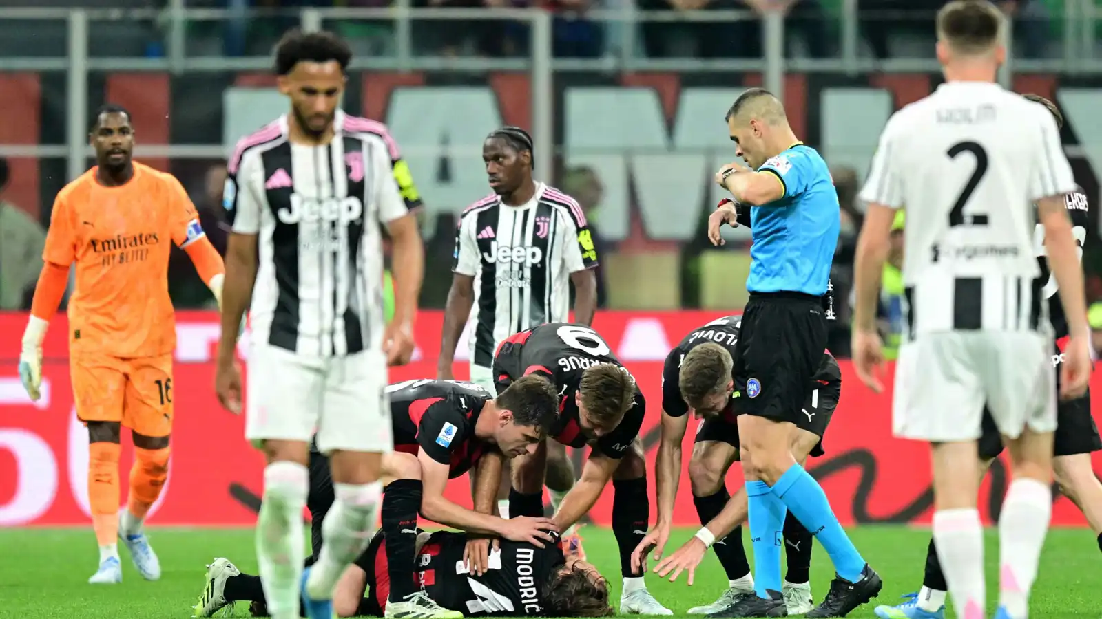 صدام قوي.. لحظة إصابة مودريتش في مباراة ميلان ويوفنتوس (فيديو)