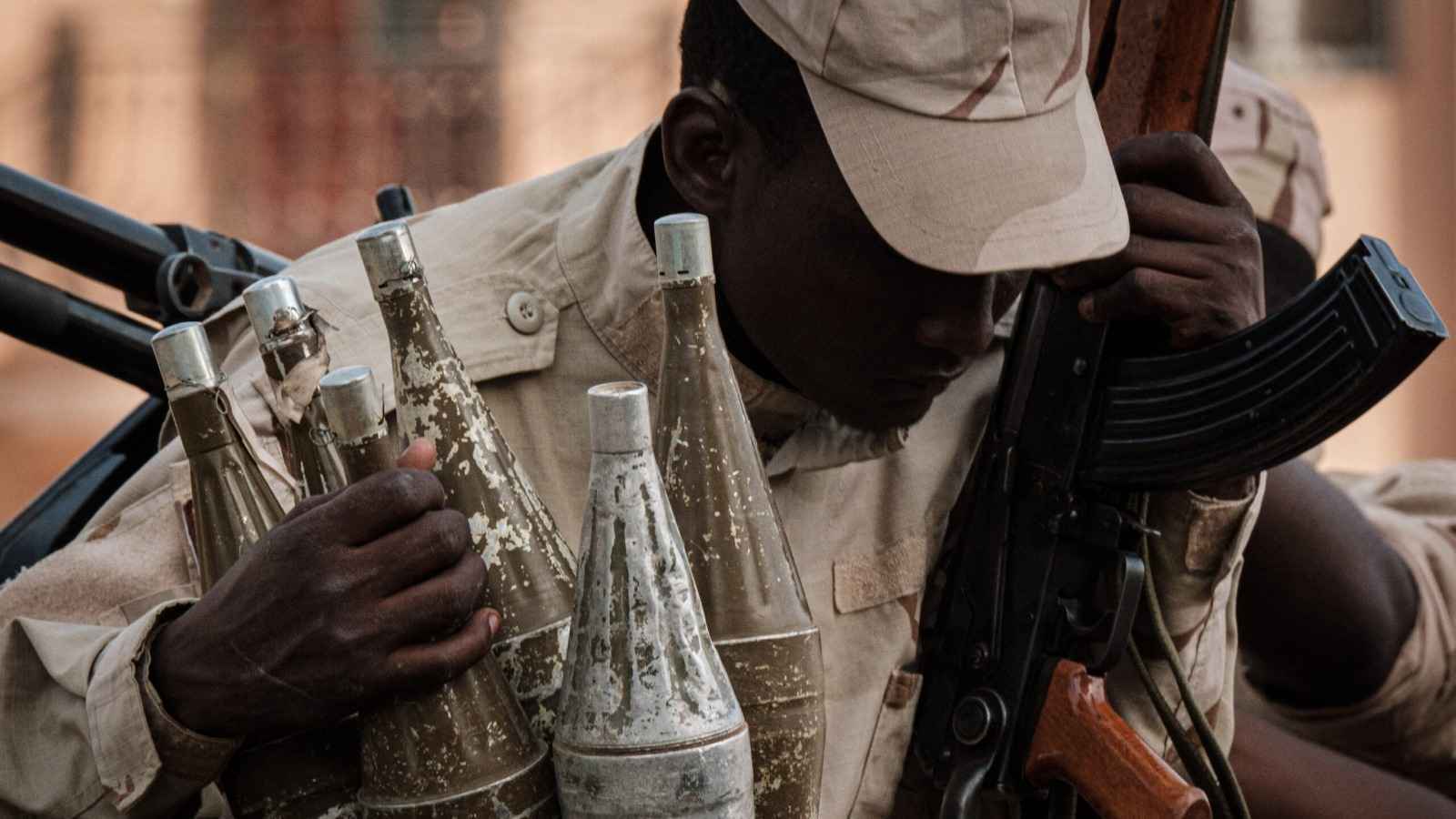 ما الأسلحة المحرمة دوليا التي استخدمها الجيش السوداني؟