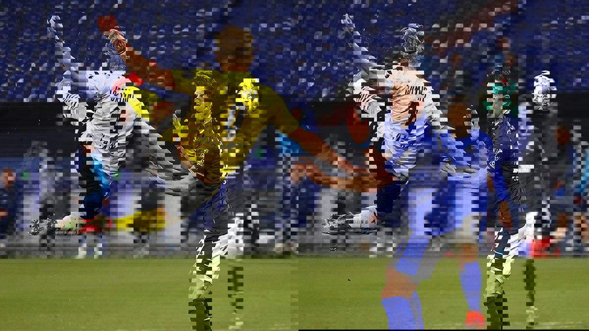 هالاند نجم بروسيا دورتموند يواصل التألق بهدف من مقصية رائعة في شباك شالكة(فيديو)