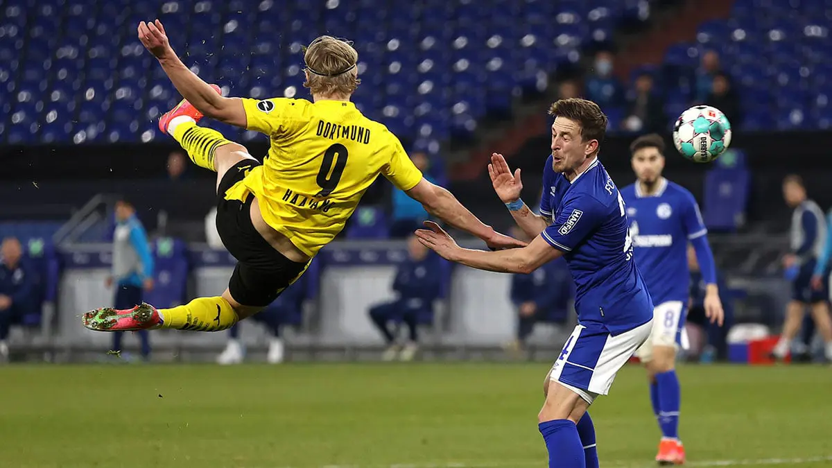 هالاند نجم بروسيا دورتموند يواصل التألق بهدف من مقصية رائعة في شباك شالكة(فيديو)