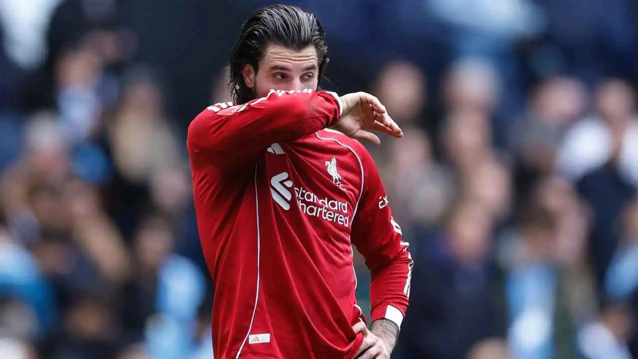 سوبوسلاي يدخل في مشادة مع جمهور ليفربول بعد رباعية مانشستر سيتي (فيديو)