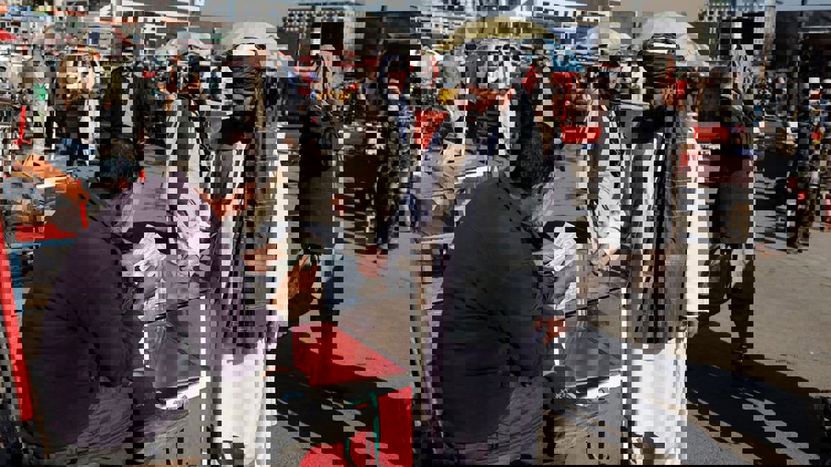 طالبان تمنع الأفغانيين من استخدام العملات الأجنبية