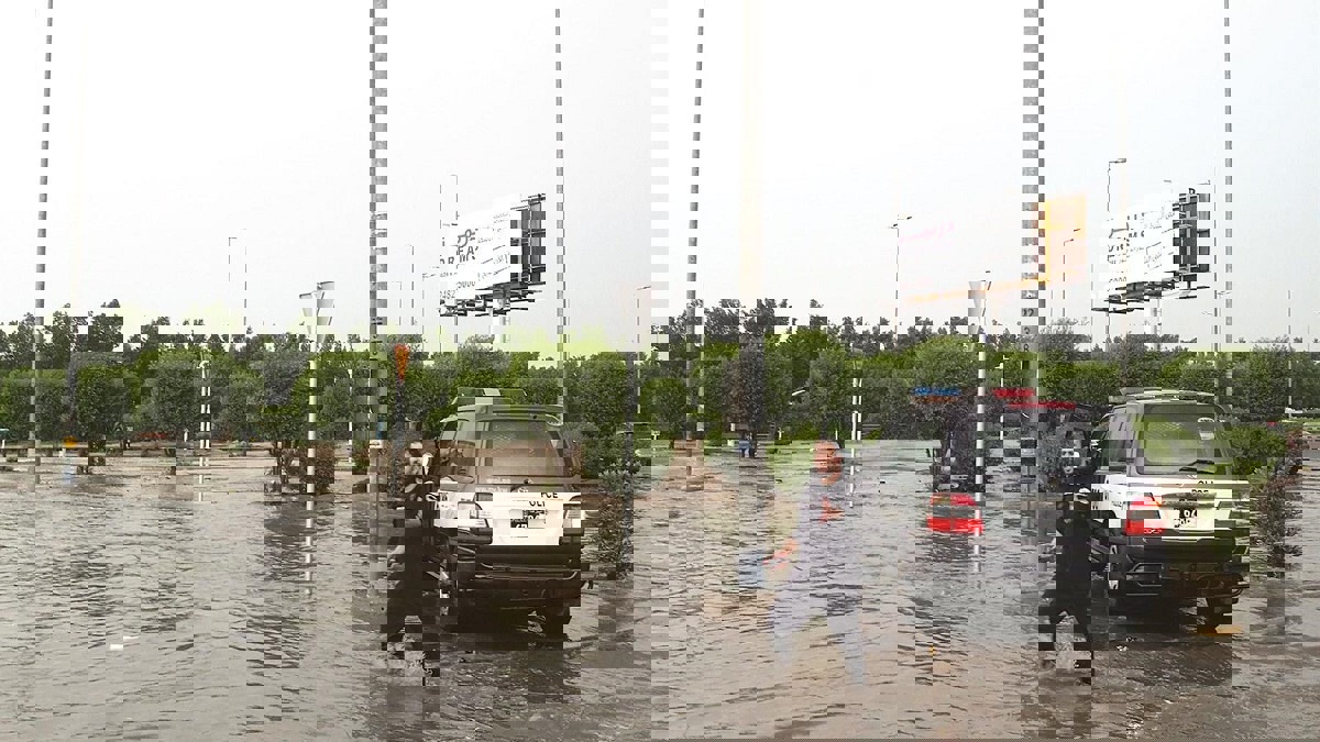 بالفيديو.. أمطار غزيرة تشهدها الكويت وتحذيرات من تقلبات الطقس