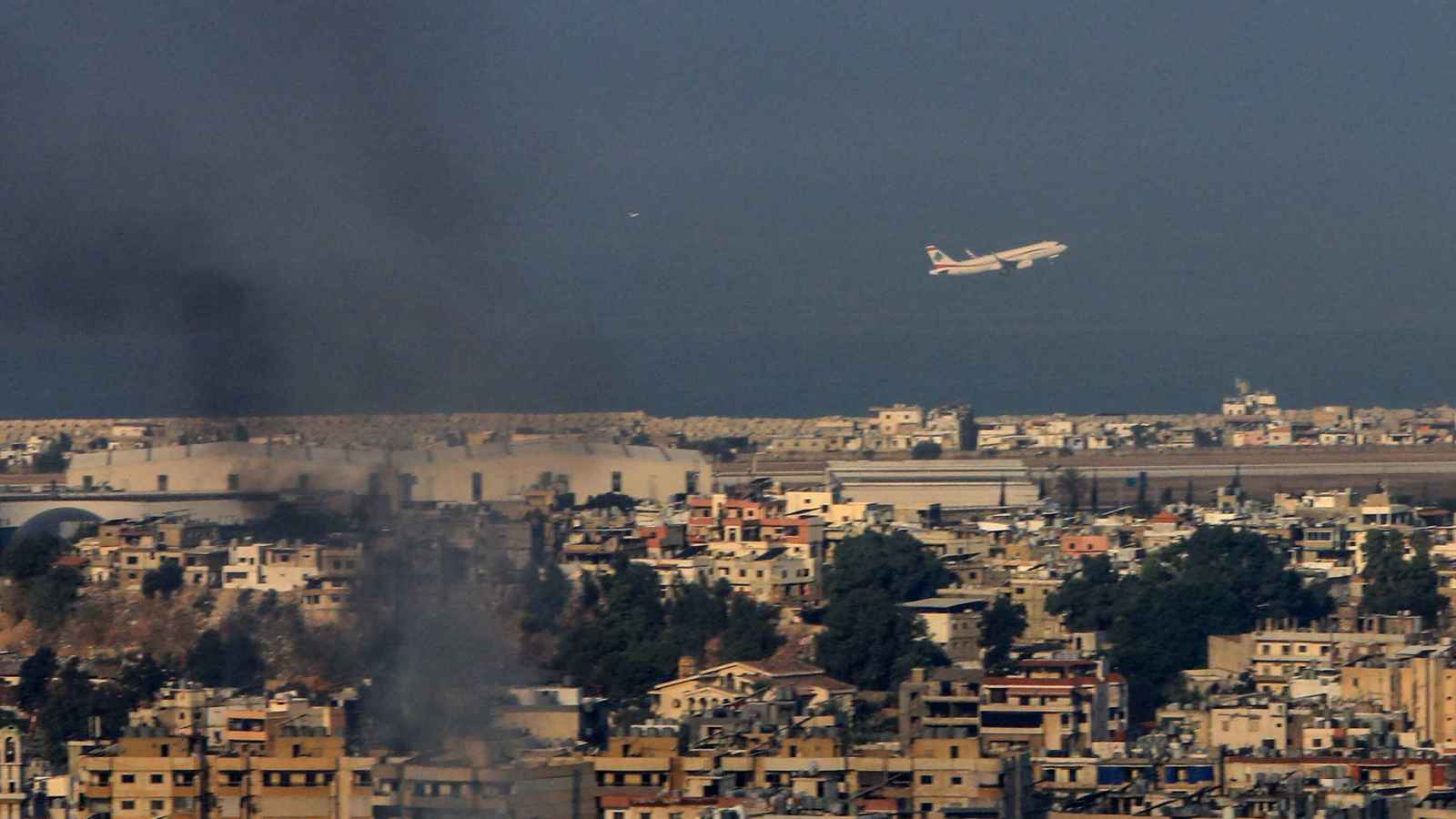 غارة إسرائيلية تستهدف مطار بيروت بالتزامن مع إقلاع طائرة (فيديو)