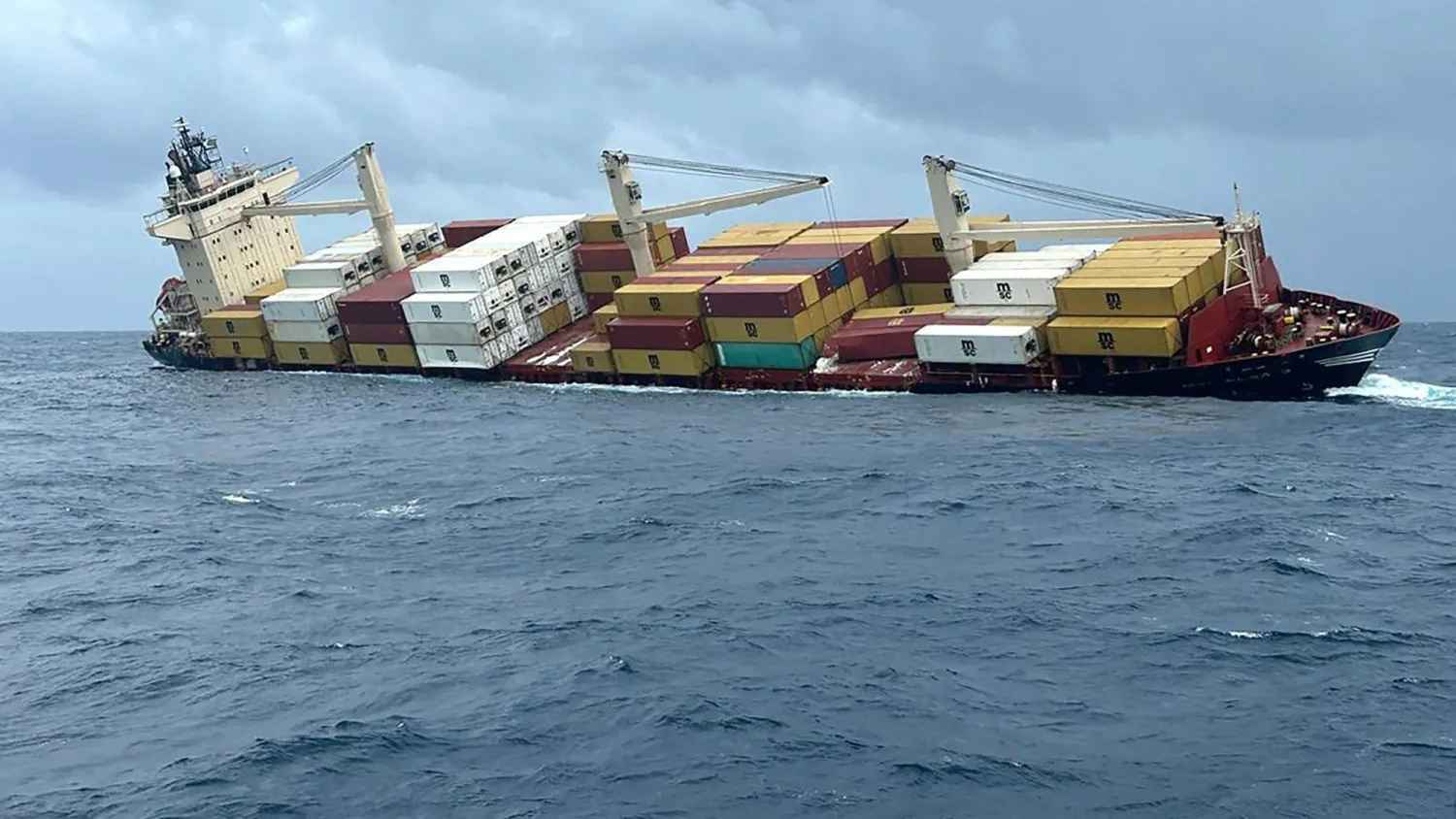 الهند تسابق الزمن لاحتواء تسرب نفطي قبالة شواطئها