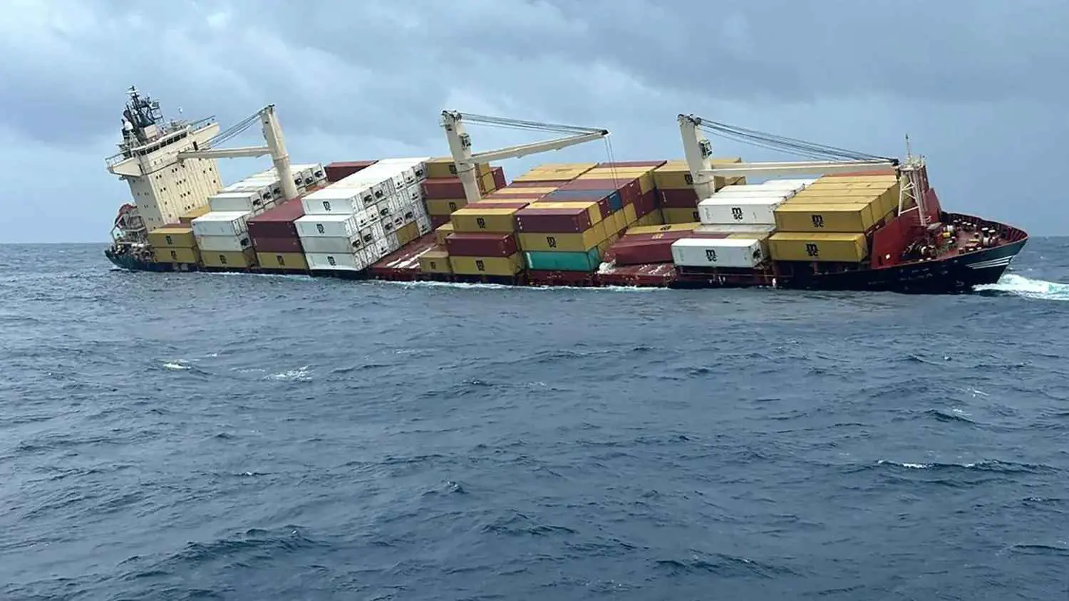 الهند تسابق الزمن لاحتواء تسرب نفطي قبالة شواطئها