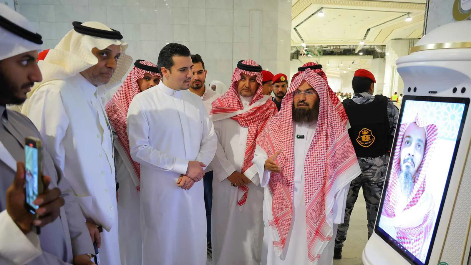 بالذكاء الاصطناعي.. روبوتات فتاوى جديدة تدخل المسجد الحرام (صور)