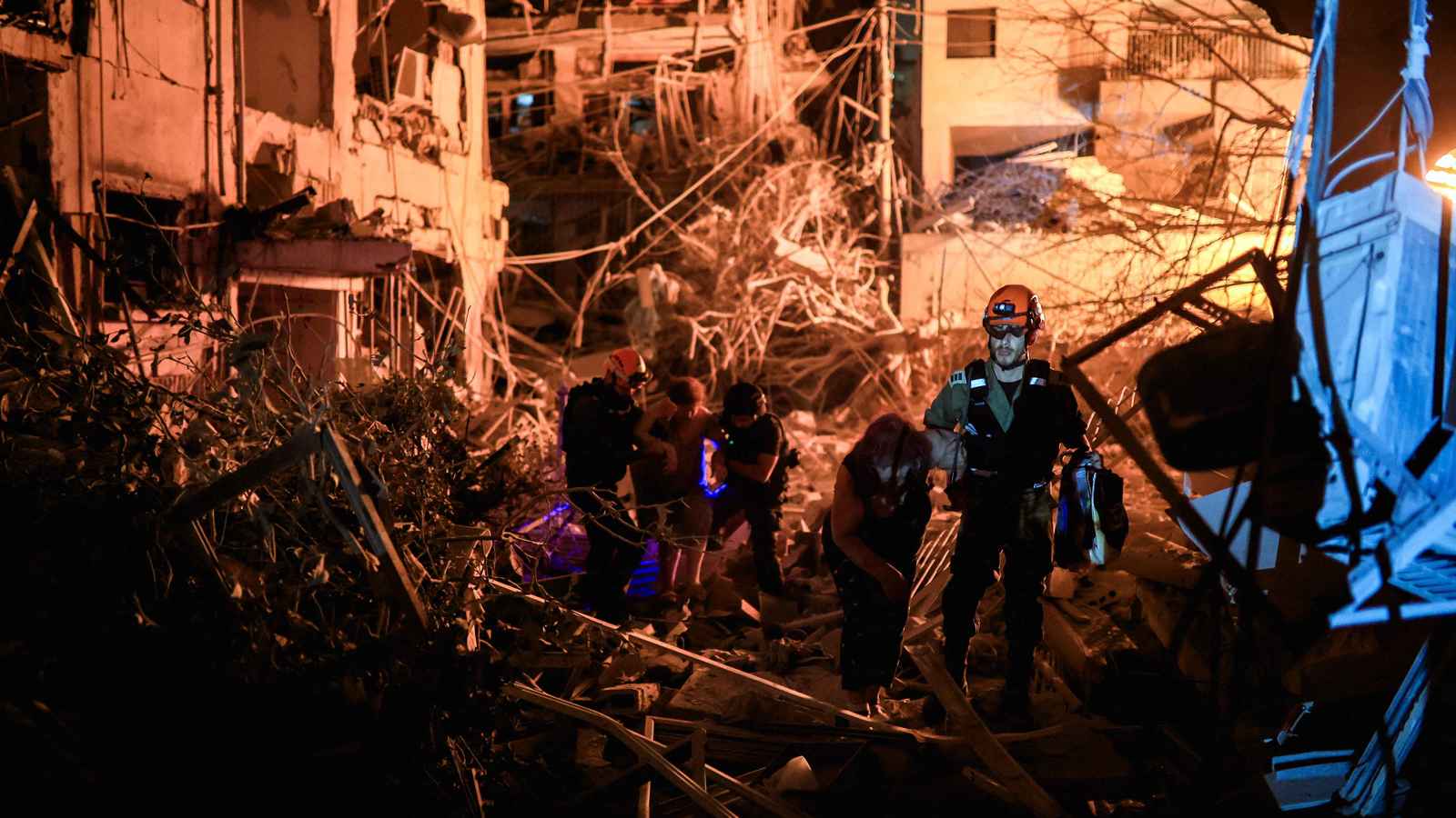 تحت الأنقاض في تل أبيب.. مصير مجهول ينتظر 35 إسرائيليًا (فيديو)