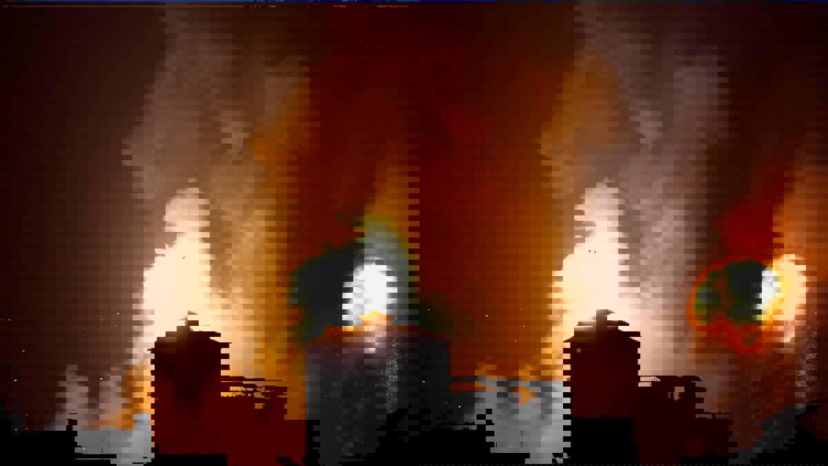 قصف عنيف يستهدف محيط مستشفى شهداء الأقصى وسط غزة