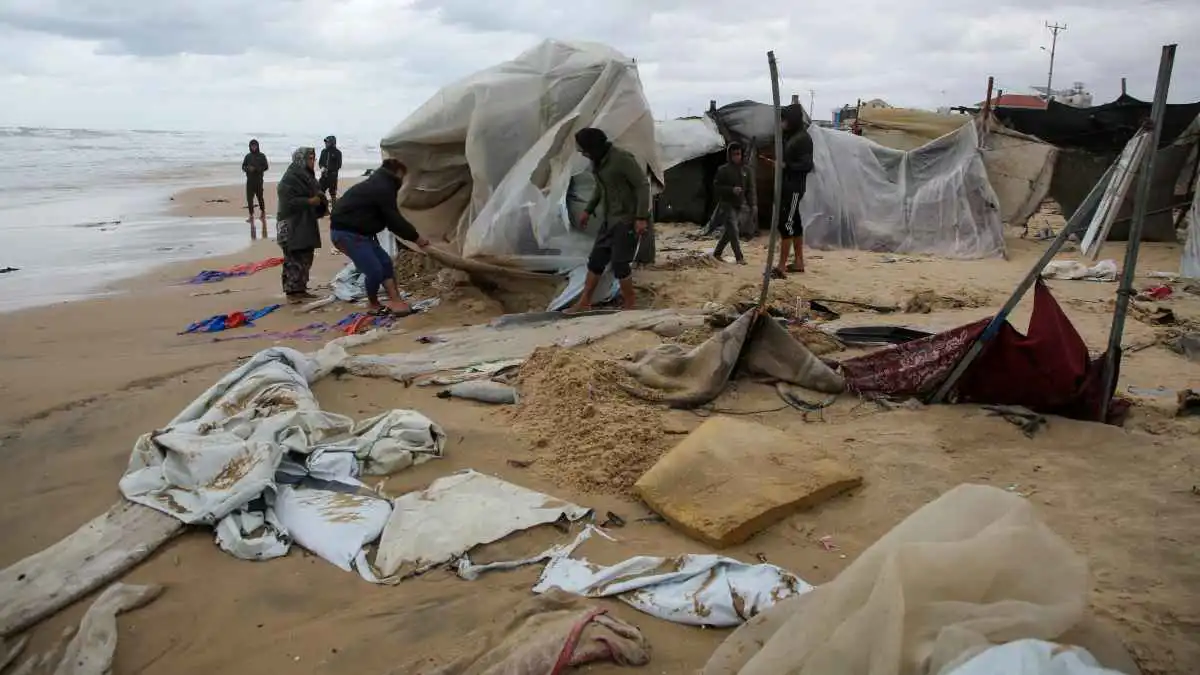 100 يوم من "السلام".. غزة تنام "كمدينة أشباح" تحت الرماد والمطر