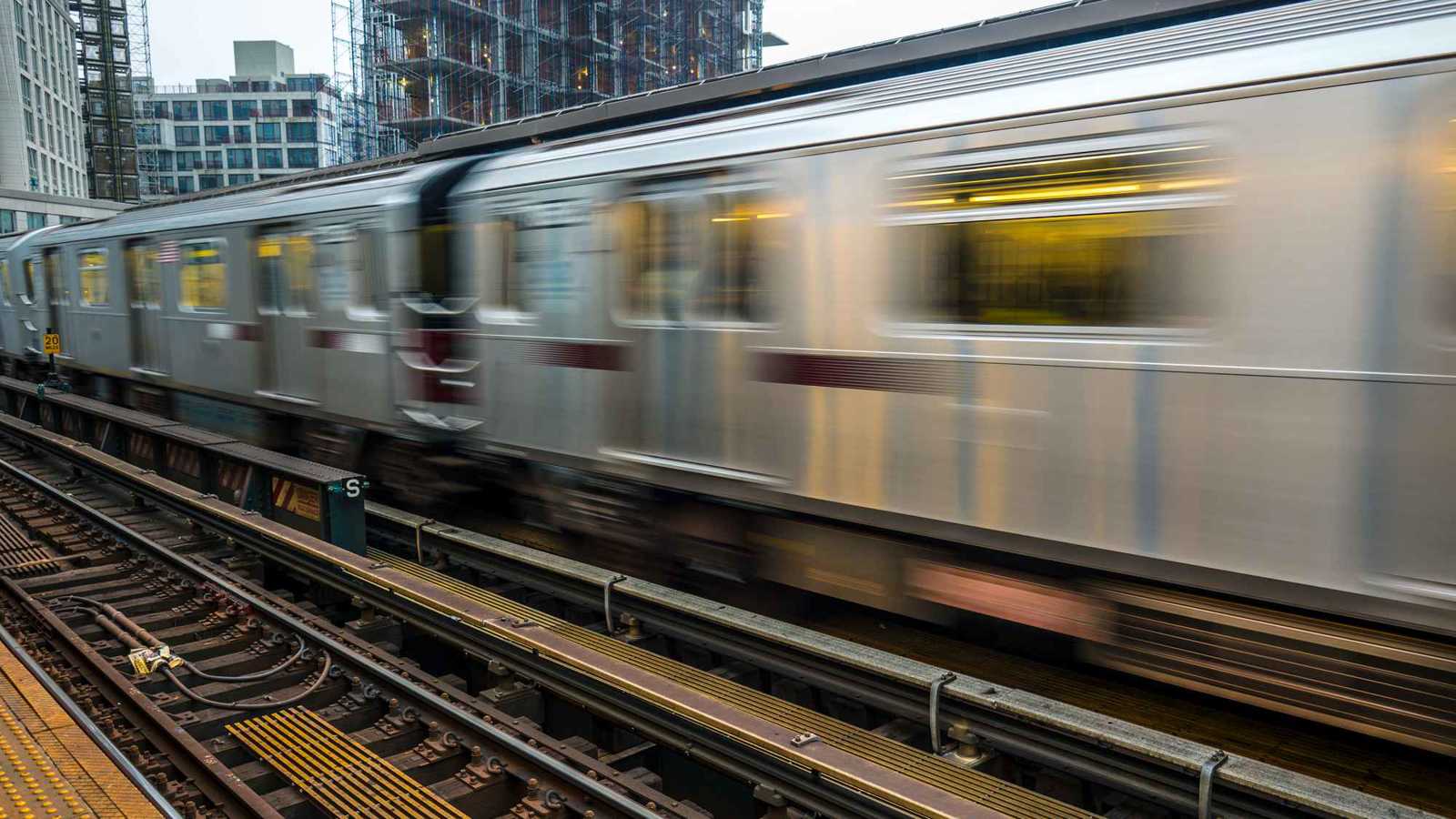 مقطع "ريل" ينتهي بفاجعة على سكة قطار في الهند