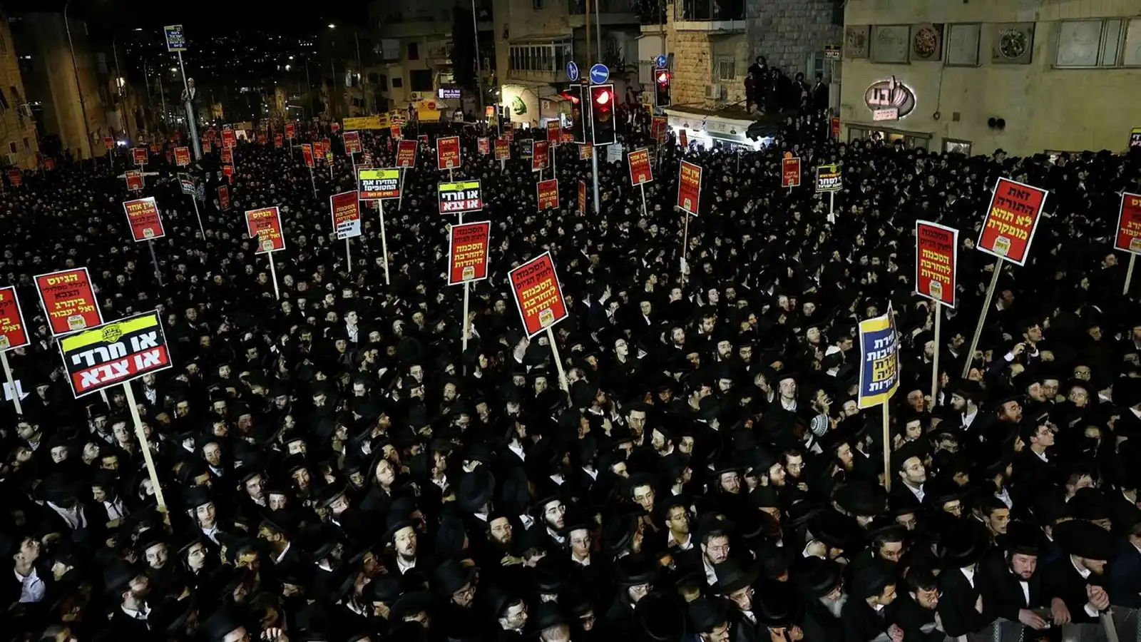 سائق يدهس حشود متدينين في القدس ويقتل فتى (فيديو)