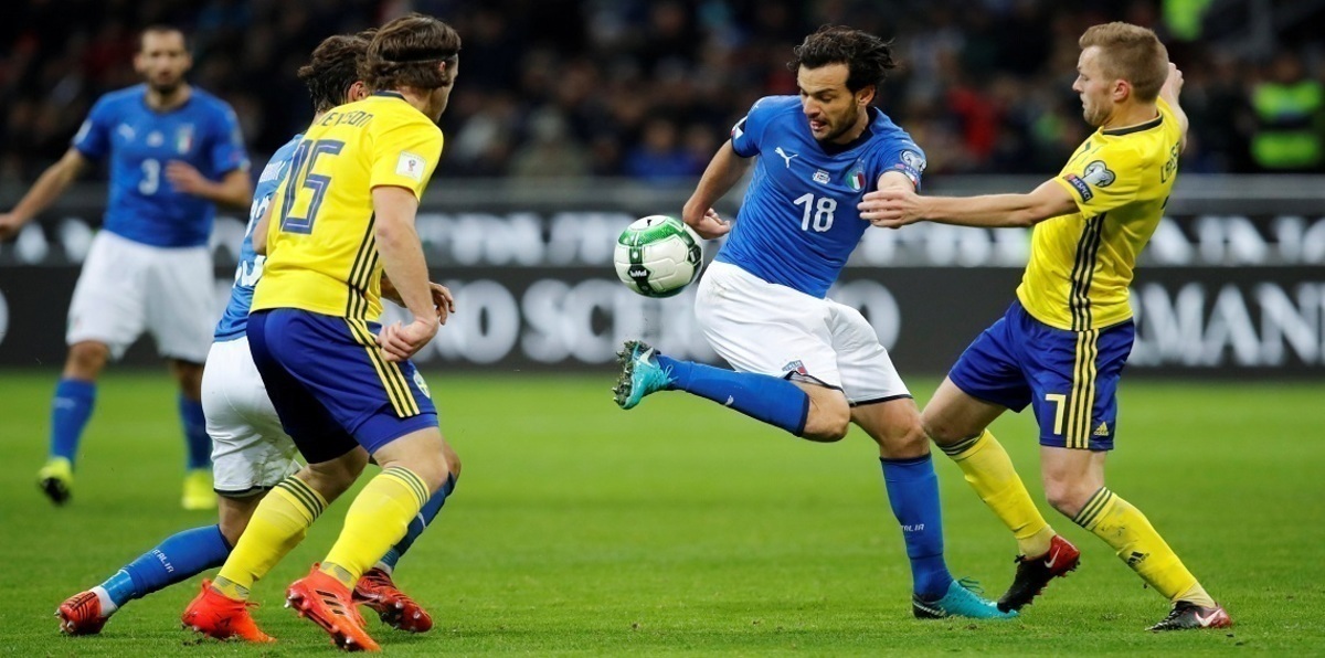 مباراة إيطاليا والسويد.. هل تغاضى الحكم الإسباني عن ركلتي جزاء؟