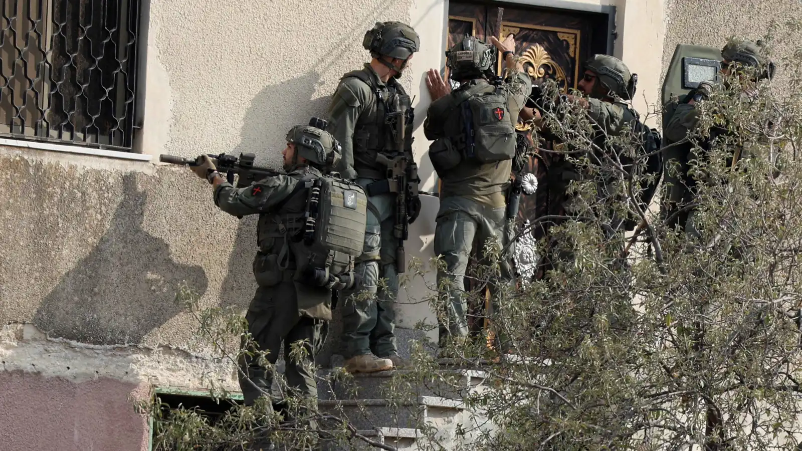 الجيش الإسرائيلي ينفذ حملات اقتحام واعتقال في الضفة الغربية (فيديو)