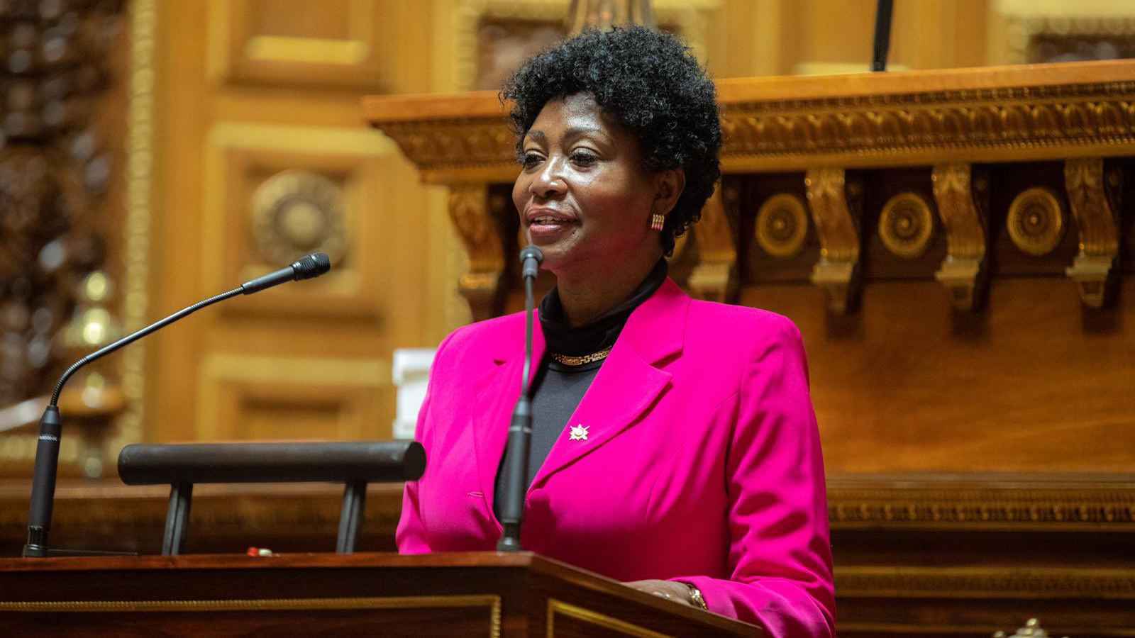 بحوزتها تبغ مهرّب.. فضيحة تطال السيناتورة الفرنسية أنيك بيترُس