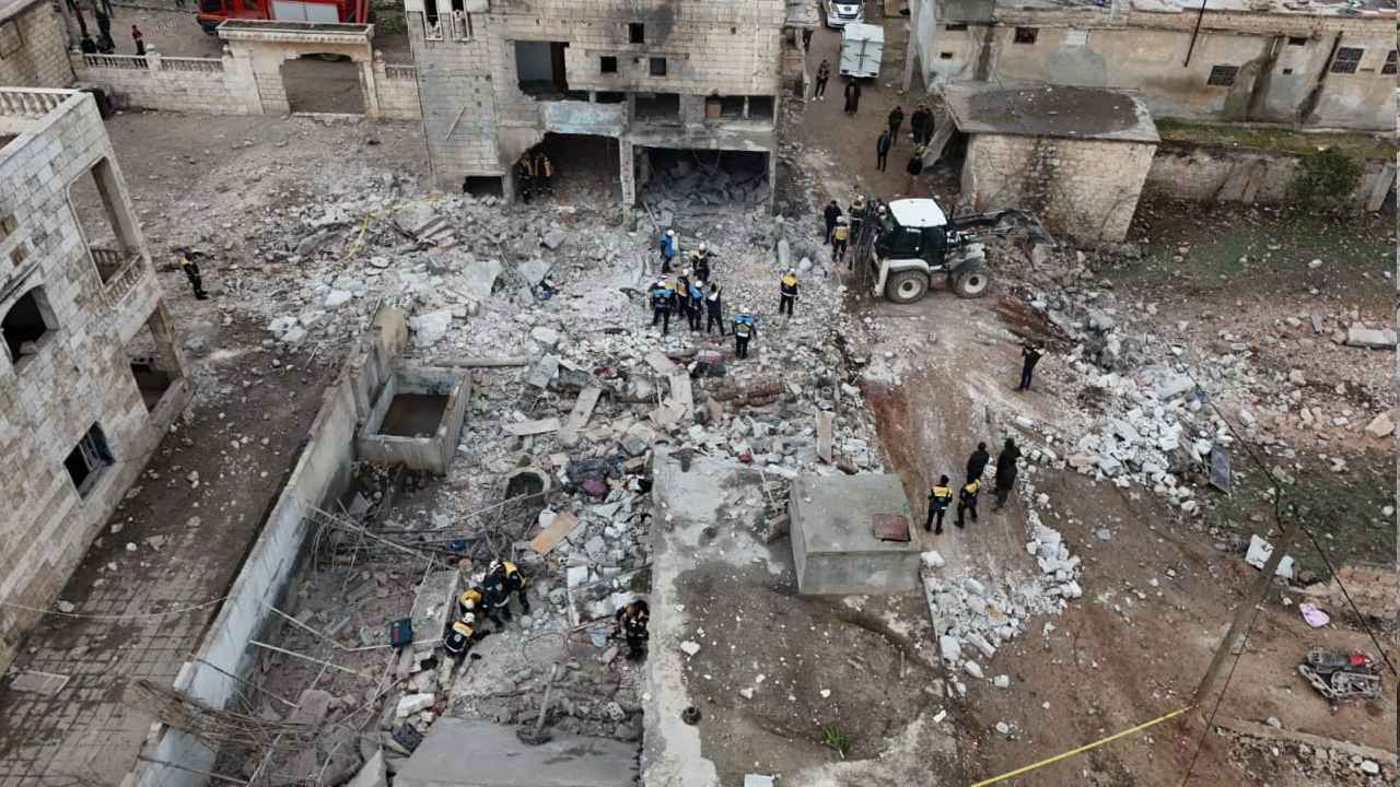 مقتل 7 أفراد من عائلة واحدة بانفجار غامض في إدلب (فيديو)