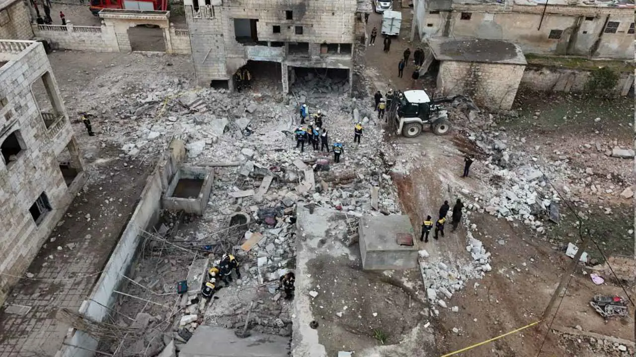 مقتل 7 أفراد من عائلة واحدة بانفجار غامض في إدلب (فيديو)