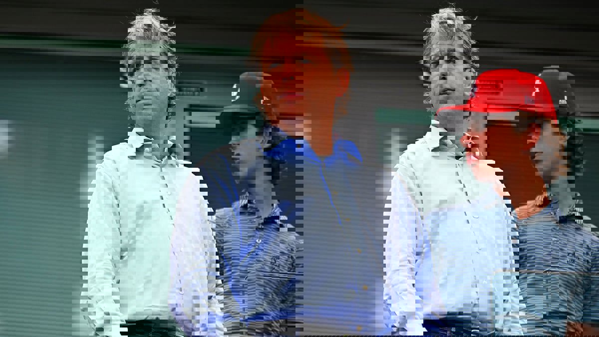 مالك تشيلسي يسعى لشراء أندية متفرقة لمنافسة مانشستر سيتي