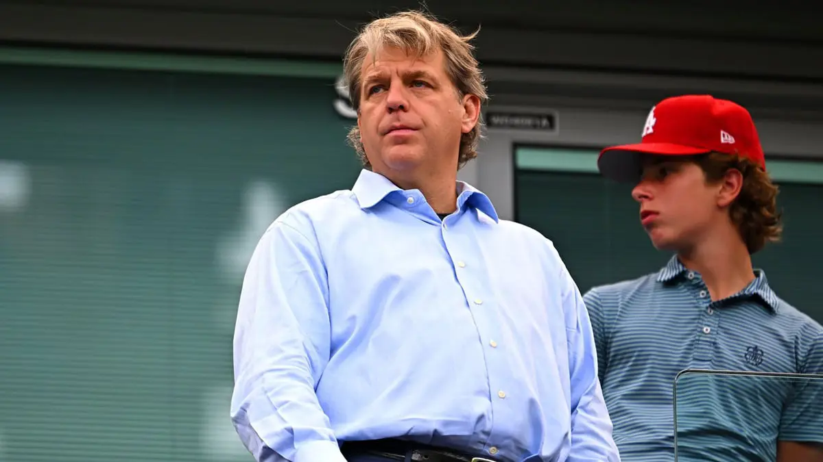 مالك تشيلسي يسعى لشراء أندية متفرقة لمنافسة مانشستر سيتي