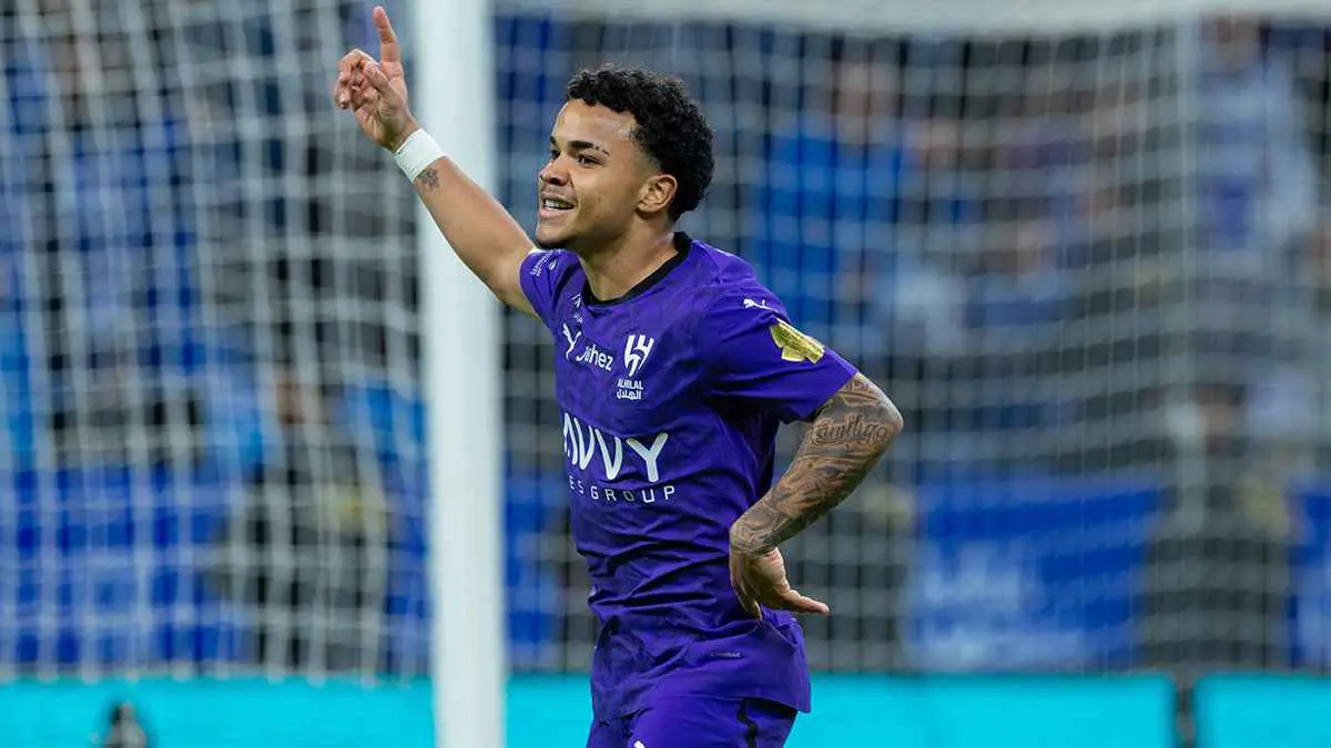 كايو سيزار يحتفل بأول أهدافه مع الهلال السعودي