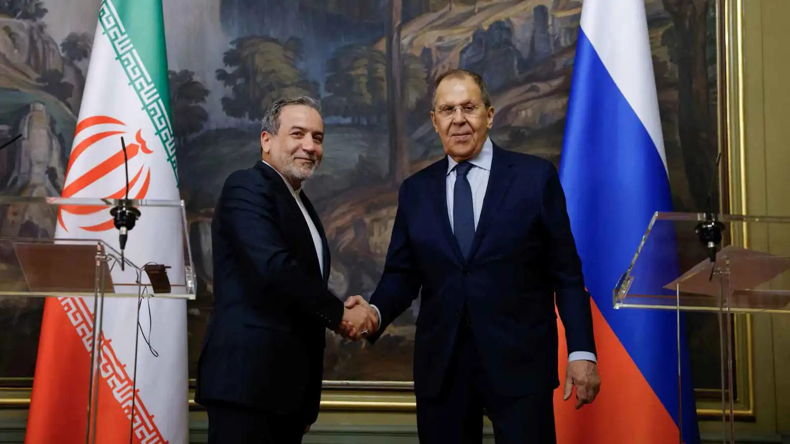 وزير الخارجية الروسي يبحث مع عراقجي تطورات التصعيد في المنطقة