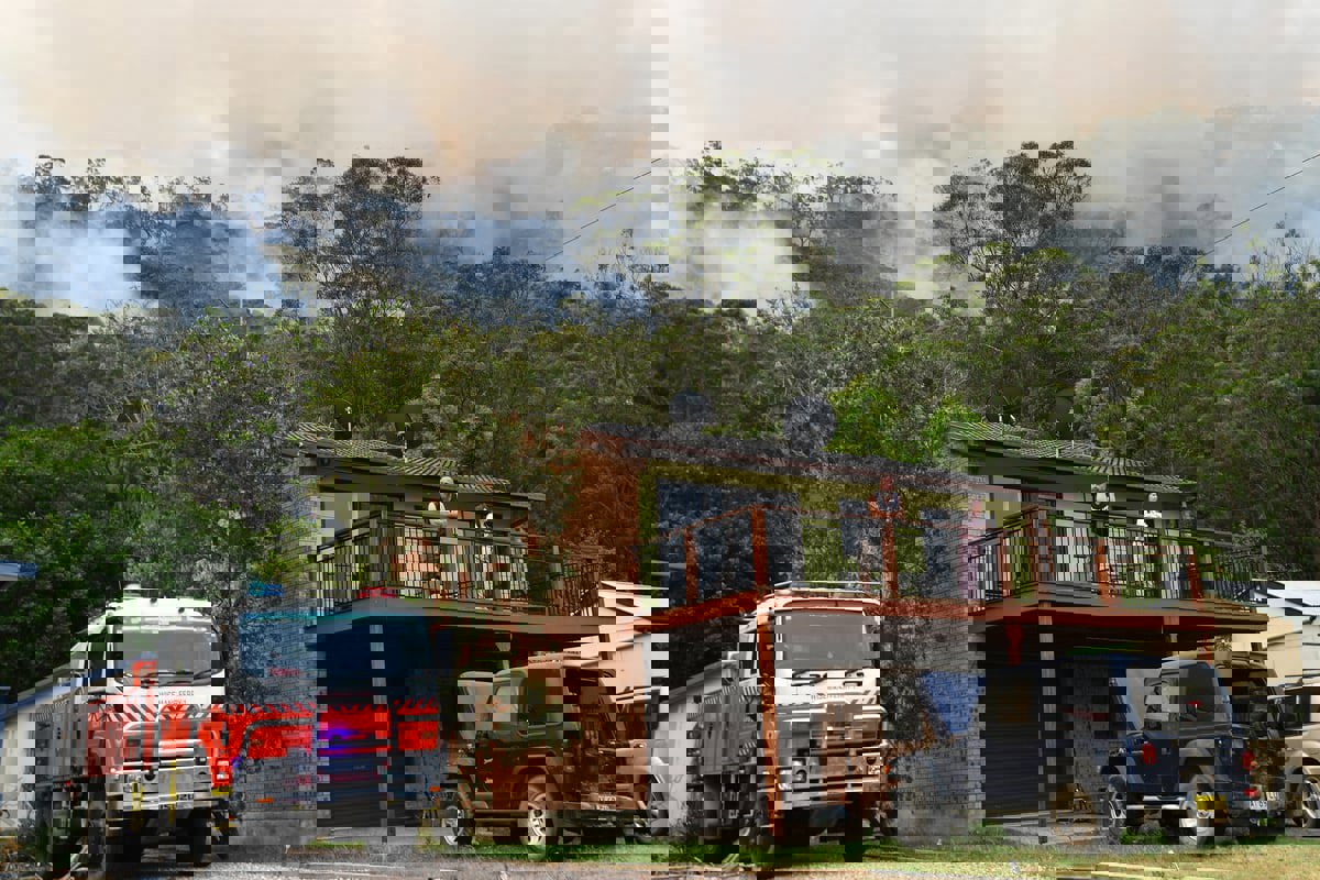 أستراليا.. رياح عاتية وحرائق غابات والسكان بلا كهرباء (صور)