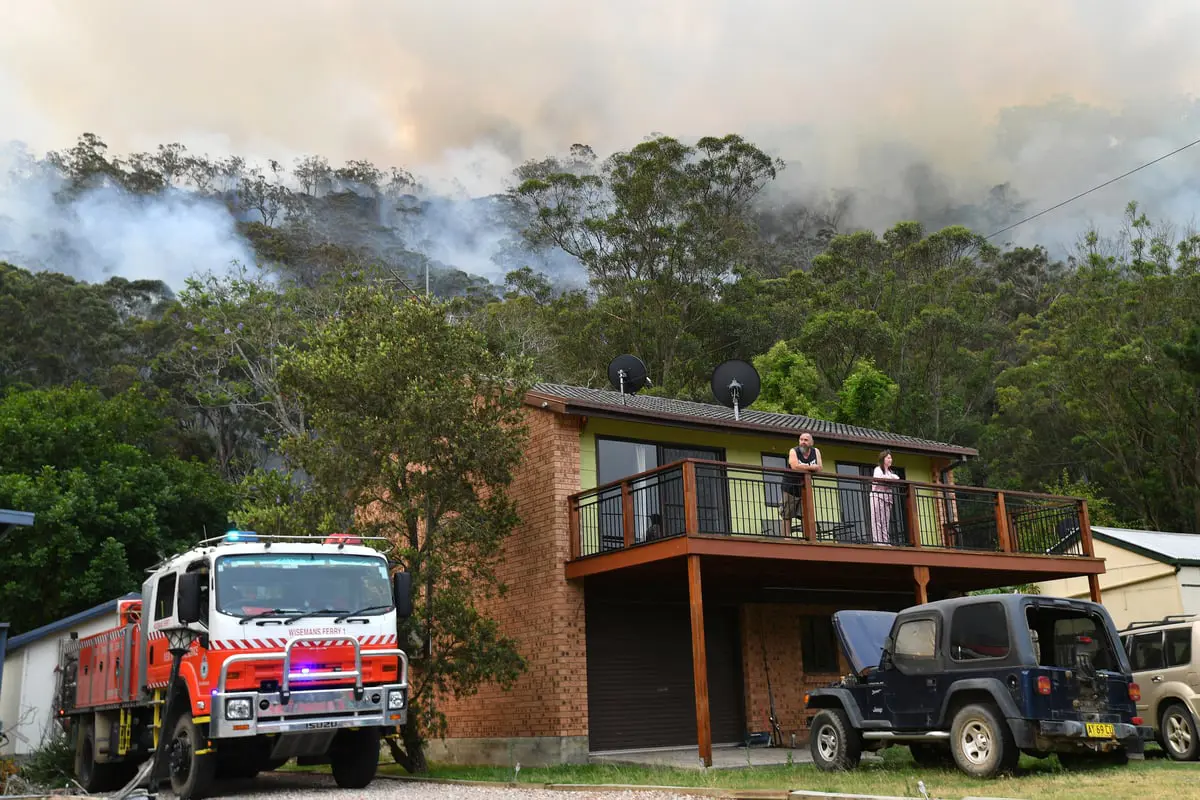 أستراليا.. رياح عاتية وحرائق غابات والسكان بلا كهرباء (صور)