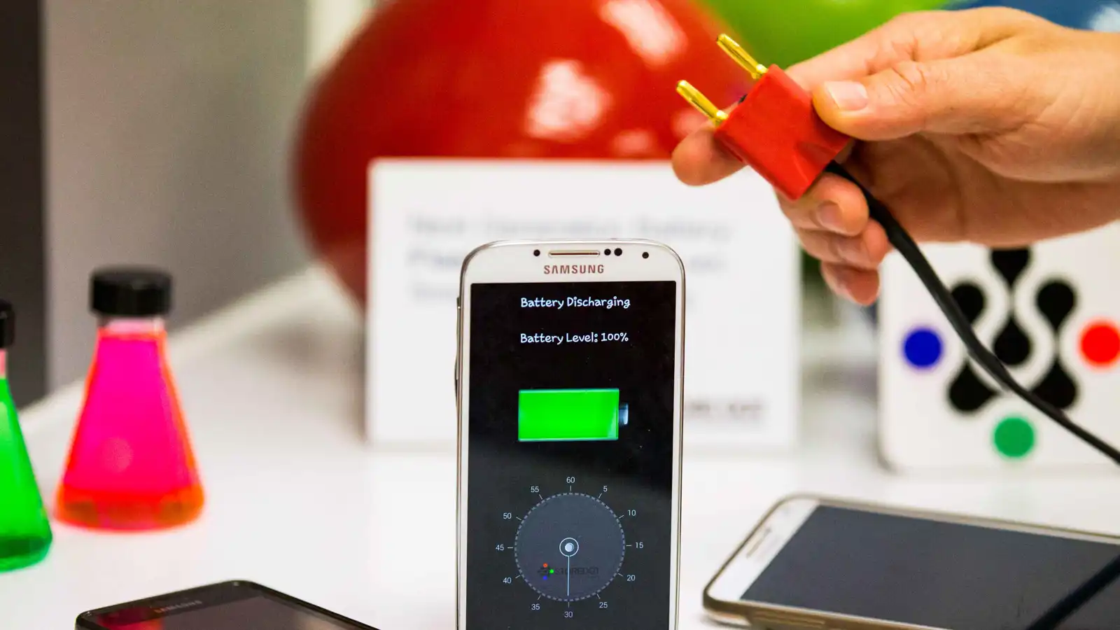 نصائح لتجنب مخاطر ترك الشواحن متصلة بالكهرباء