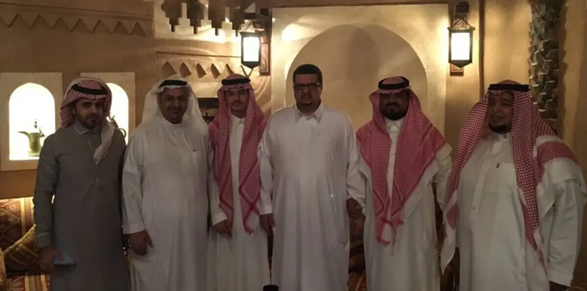 فيصل بن تركي يقبل التصالح مع مشجعي النصر السعودي (صور)