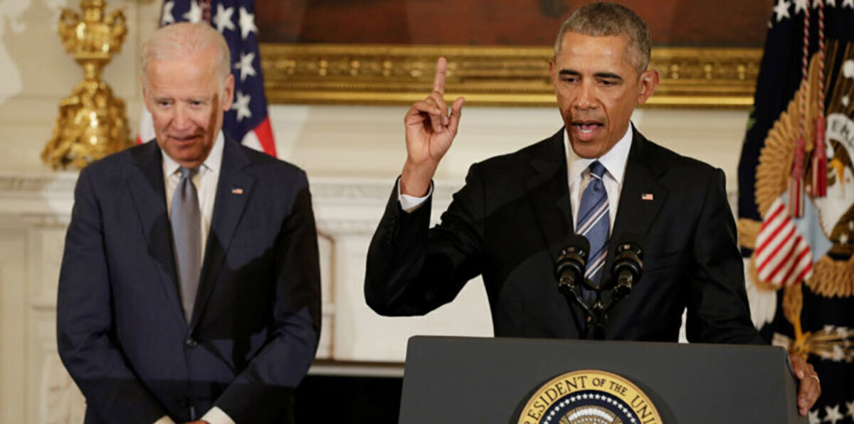 وداع ودموع.. أوباما يفاجئ بايدن بأرفع وسام مدني في أمريكا (صور)