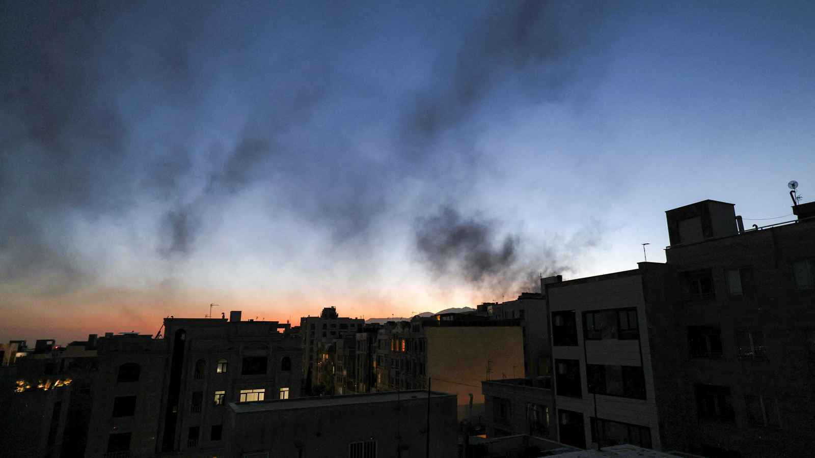 سماع دوي انفجارات في طهران (فيديو)