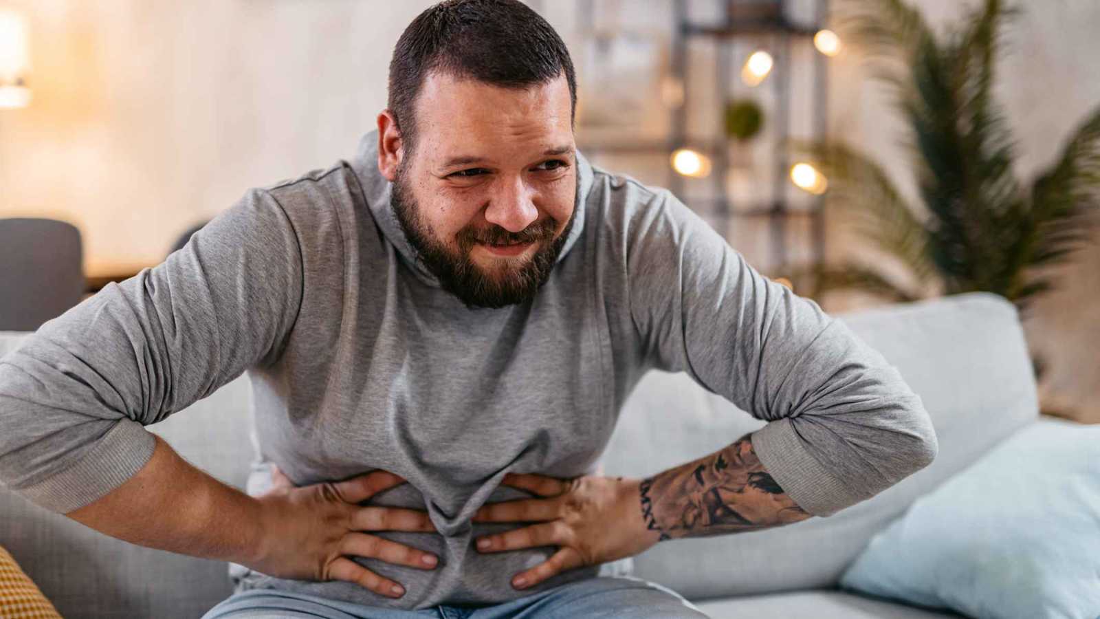 كيف تساعد الأطعمة والمكملات في تخفيف أعراض الإمساك؟