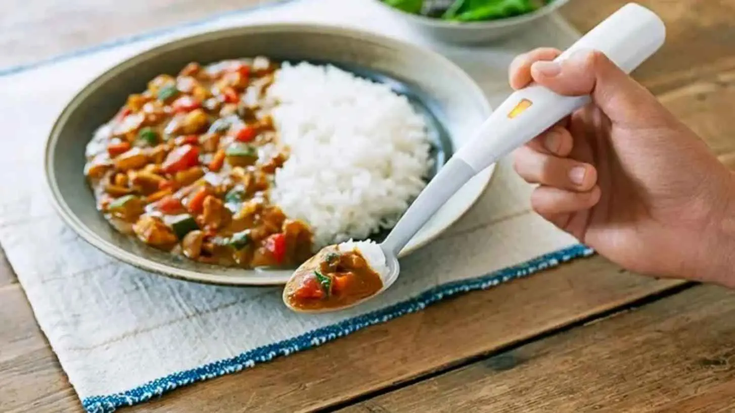 تجعل مذاق الطعام أكثر ملوحة.. ملعقة كهربائية ذكية "تخدع" لسانك