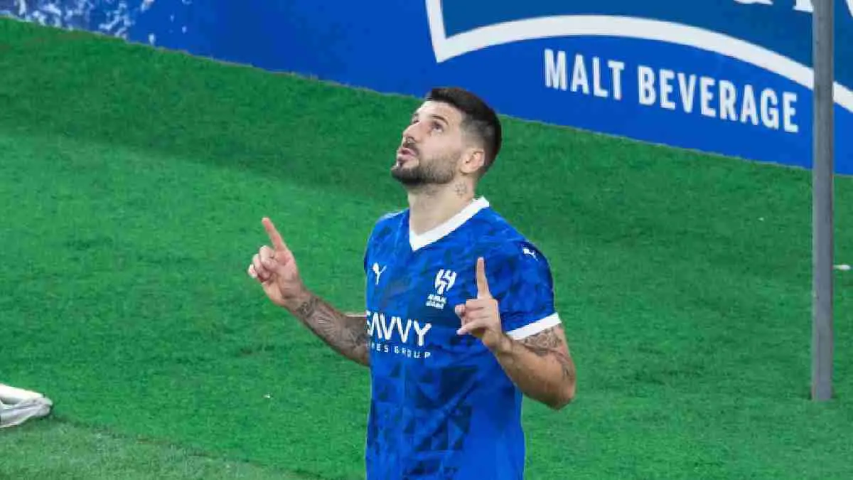 سر القميص الذي ظهر به نجم الهلال في تدريبات منتخب بلاده (فيديو وصور)