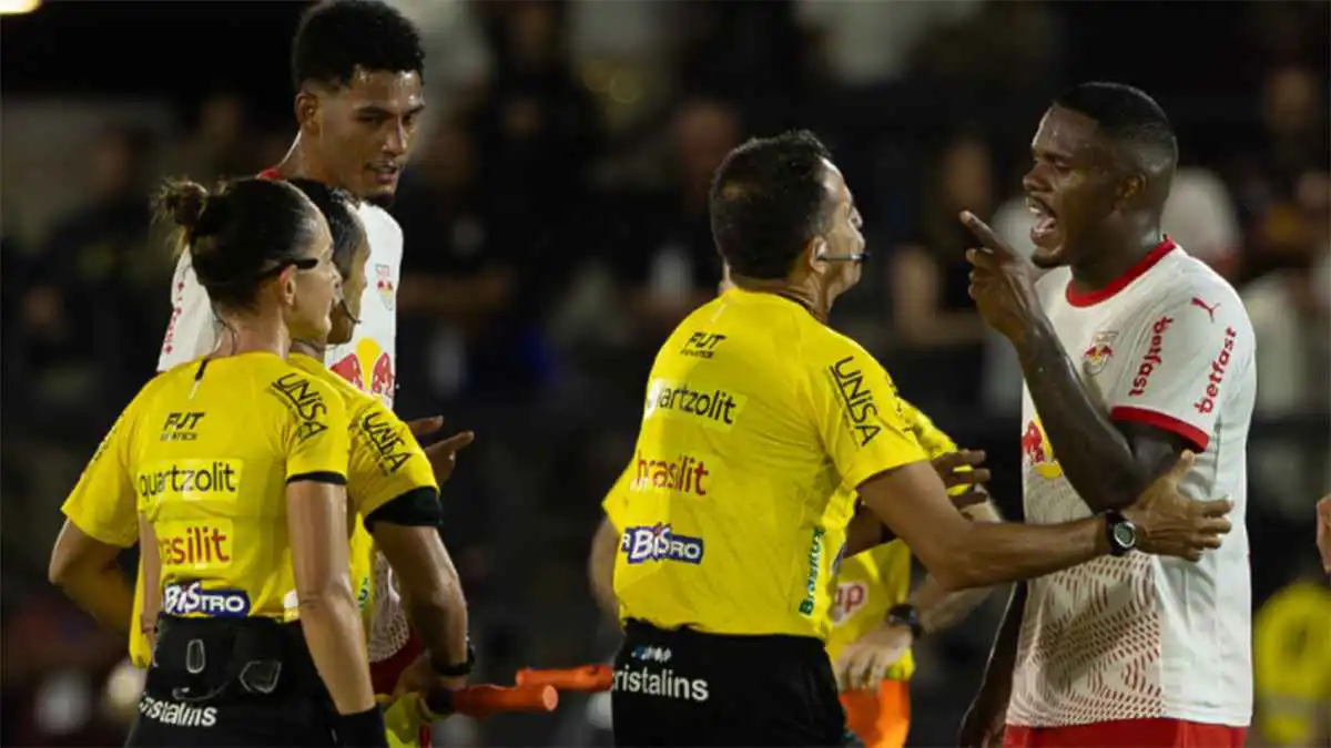 إيقاف لاعب 12 مباراة بعد تعليق مهين تجاه حكمة