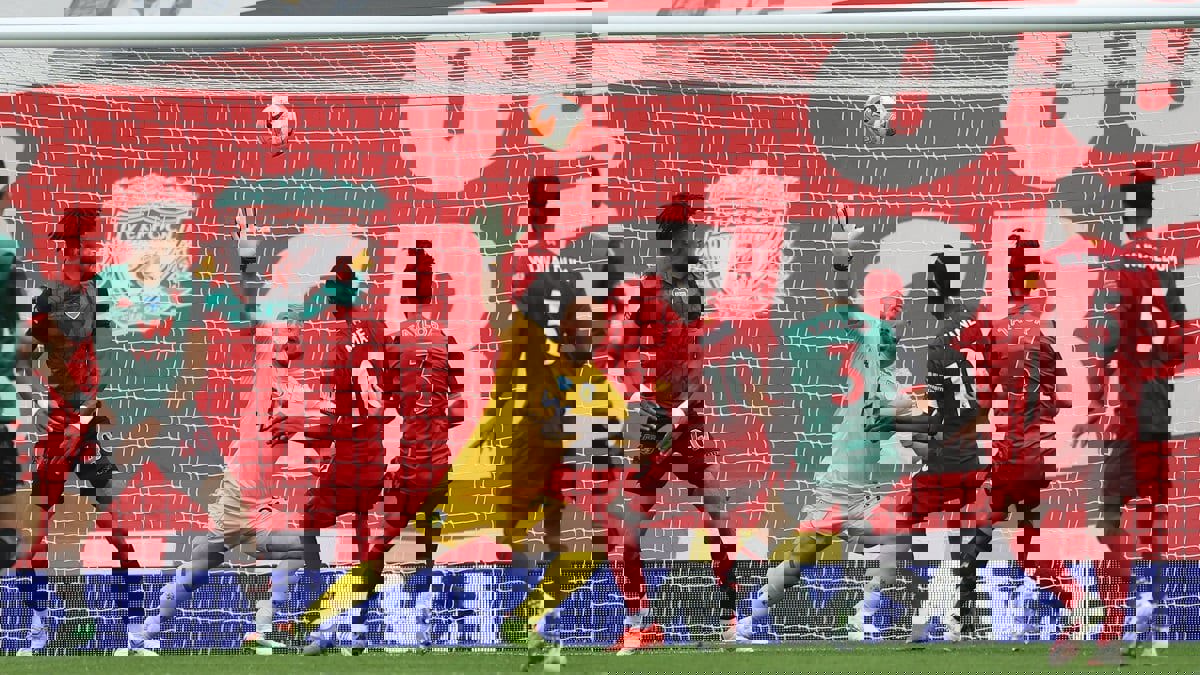 ليفربول ينتزع فوزا متأخرا على أستون فيلا في الدوري الإنجليزي