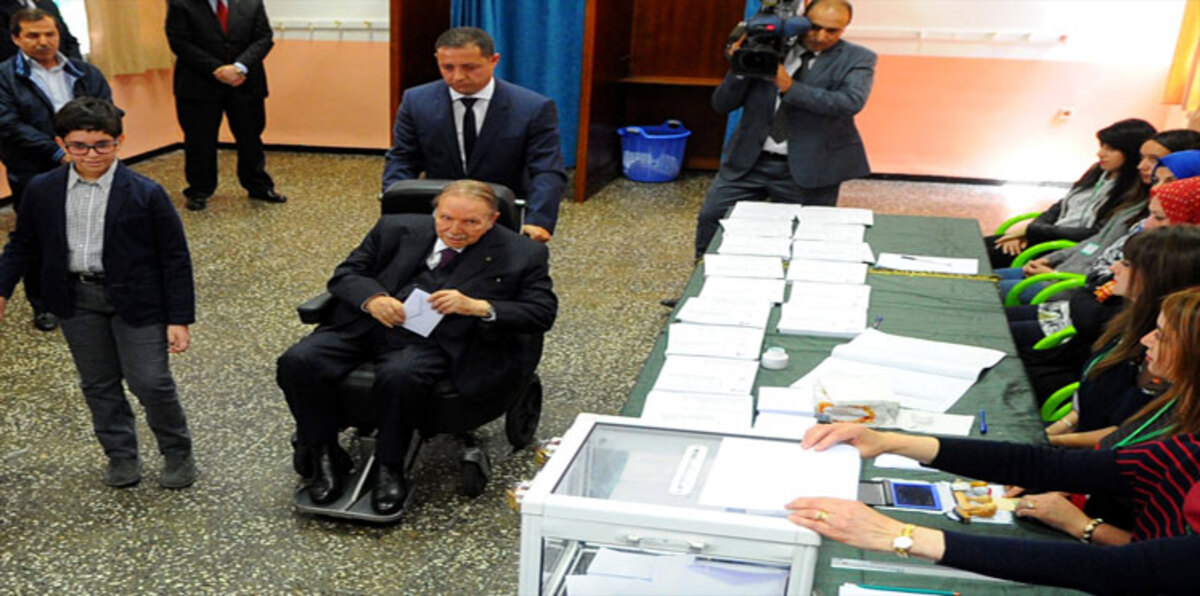 بوتفليقة يدلي بصوته في الانتخابات البرلمانية على مقعد متحرك (صور)