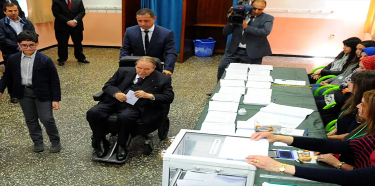 بوتفليقة يدلي بصوته في الانتخابات البرلمانية على مقعد متحرك (صور)