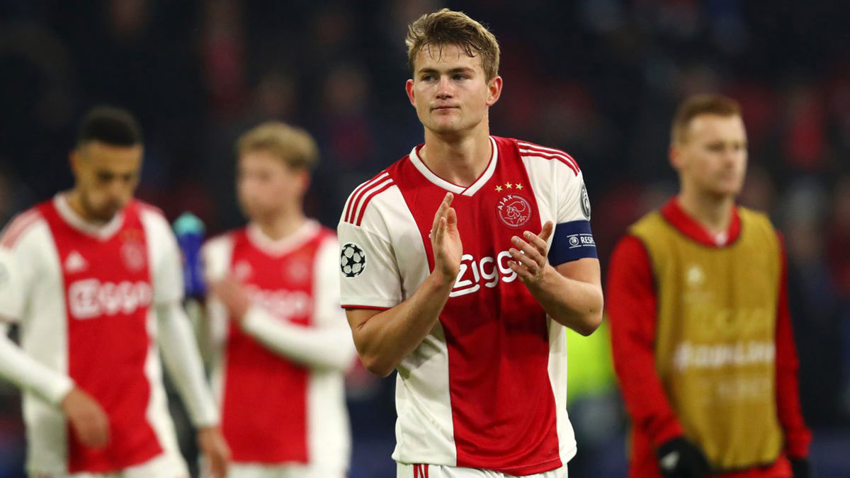 دي ليخت نجم أياكس يصدم جمهور نادي برشلونة بهذا التصريح