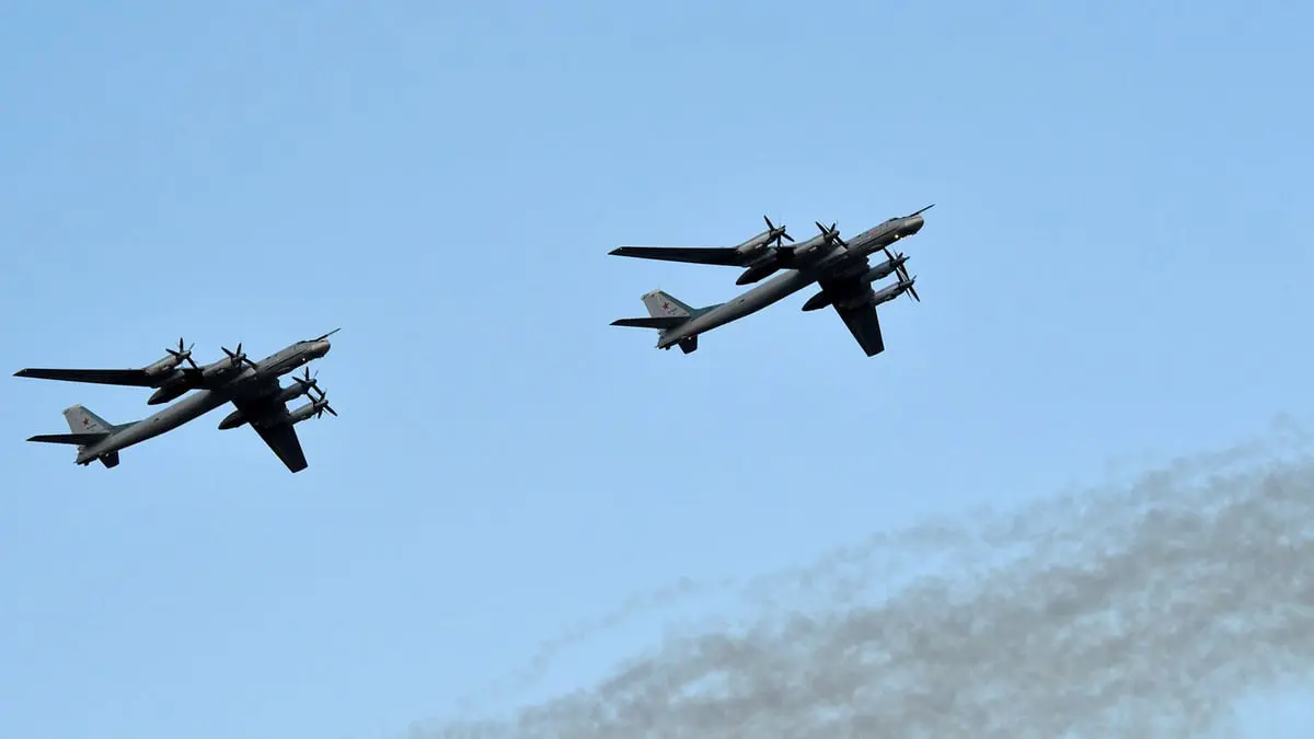 وسط توتر مع بولندا.. موسكو ترسل قاذفات لتنفيذ دوريات في أجواء بيلاروسيا