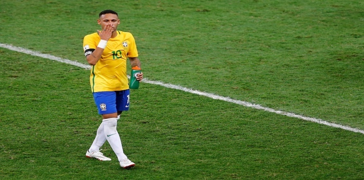 شاهد بالفيديو.. مشجع يصيب نيمار بالذعر في البيرو