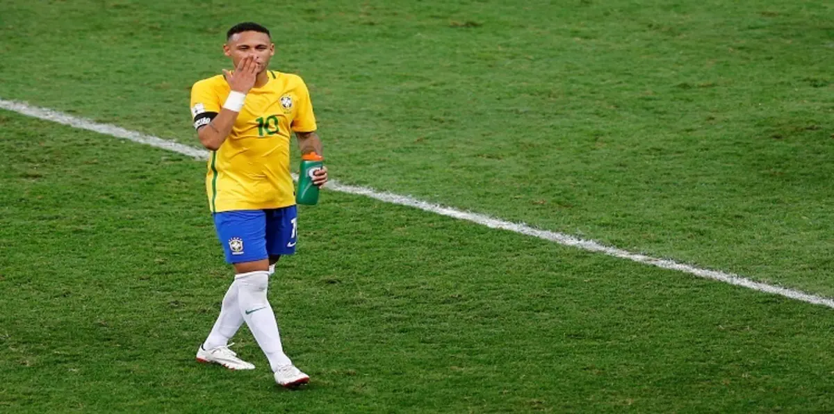 شاهد بالفيديو.. مشجع يصيب نيمار بالذعر في البيرو