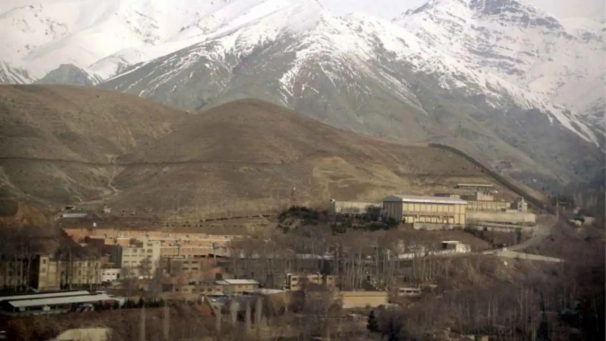 تضم معارضين وأجانب.. السجون الإيرانية تحت نار القصف